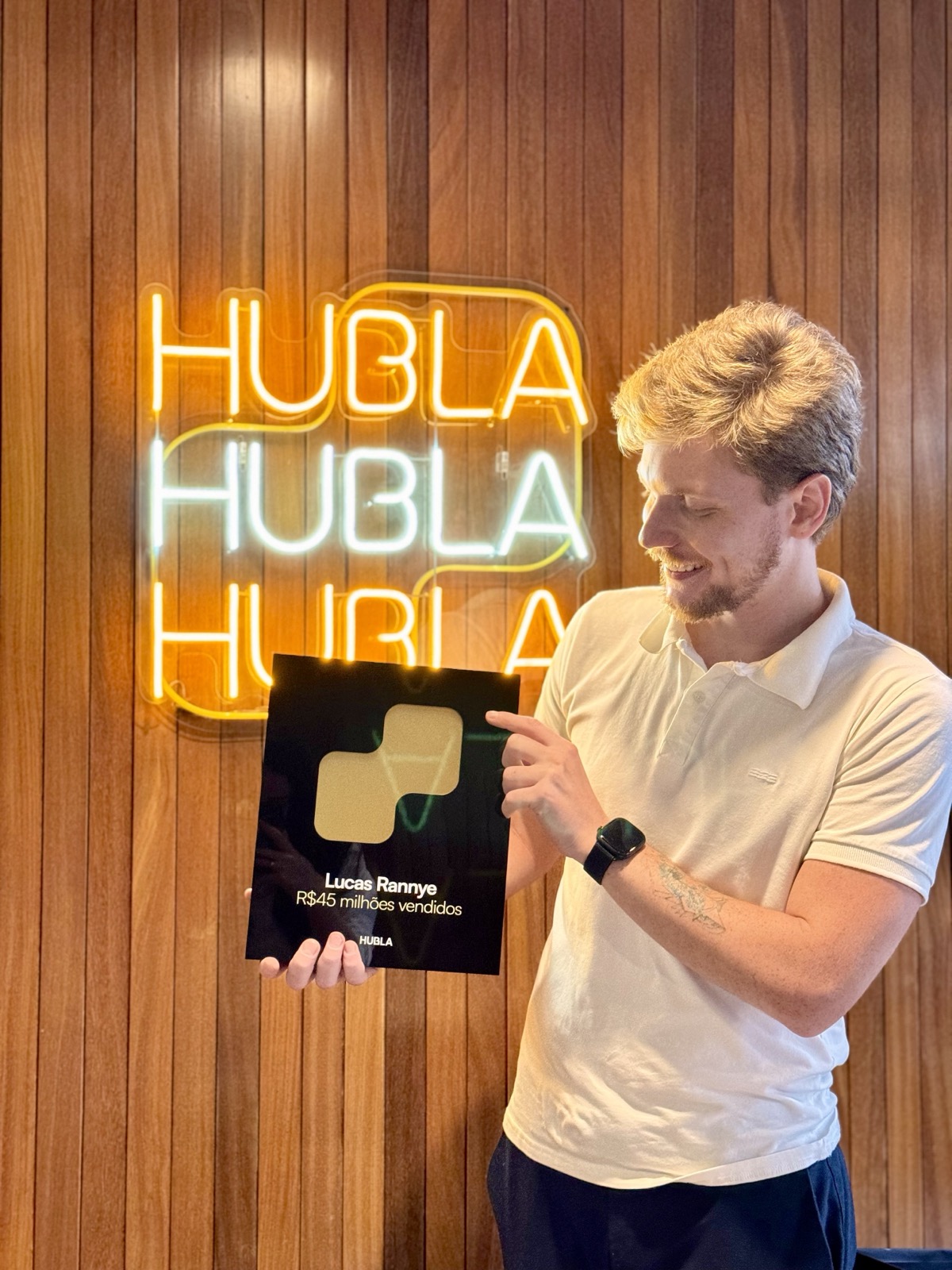 Lucas Rannye com placa de R$45 Milhões em vendas no digital